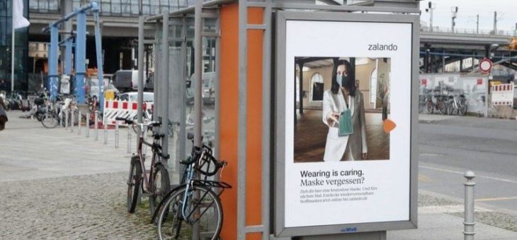 WallDecaux unterstützt Zalando beim Verteilen von Einwegmasken an Berliner Haltestellen