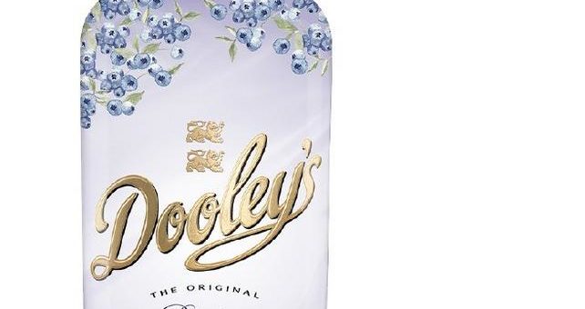 Dooley’s sorgt mit „Blueberry“ für ein blaues Sommerwunder im Glas