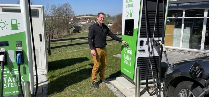 In Deutschlands größtem E-Tankstellentestpark kann jetzt auch mit Kreditkarte geladen werden