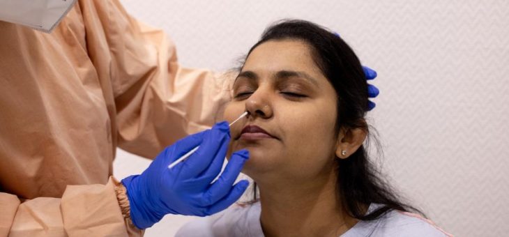 Mitarbeiter vor Infektionen schützen: R+V versichert Corona-Tests in Firmen