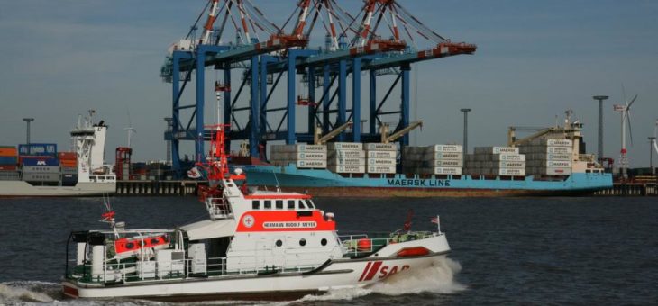 Seenotretter helfen schwer verletztem Seemann