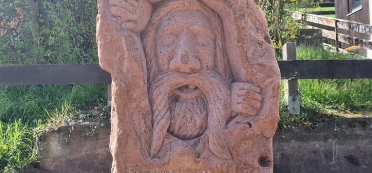 Eine neue Riesen-Sandsteinfigur zeigt den Entdeckern den Einstieg zum Erkinger Weg
