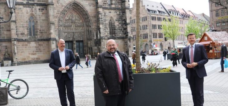 Platz vor der Nürnberger Lorenzkirche mit Stadtbäumen begrünt