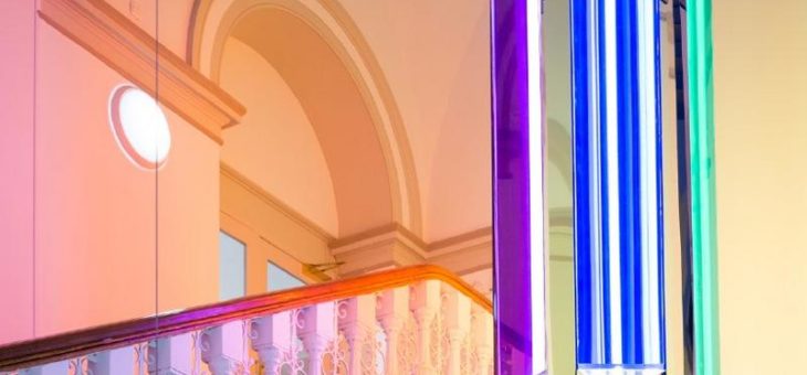 Leuchten von LED Linear illuminieren die farbenfrohe Lichtinstallation von Liz West