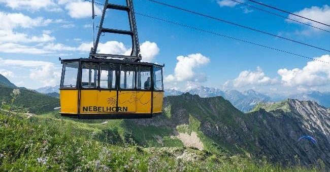 Zwei Gondeln der Nebelhornbahn für den guten Zweck
