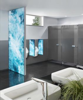Glas, Aluminium und LED für kreative Lösungen im Herren-WC