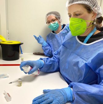 Pharmazie-Profis bereiten Spritzen im Impfzentrum vor