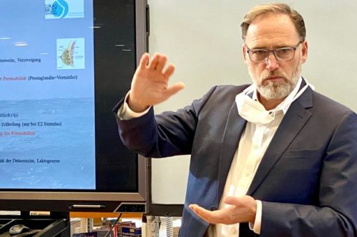 Chefarzt klärt Mitarbeiterinnen der Stadtverwaltung Dormagen über Brustkrebs auf