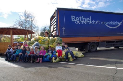 Kinder sammeln Altkleider für den guten Zweck.