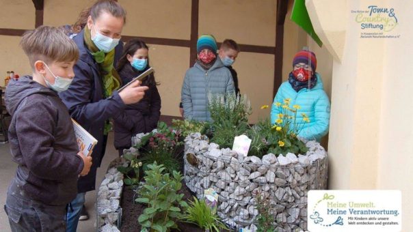 Übergabe einer NektarTankstelle und eines WildbienenHauses an den Hort „Wunderland“ in Wittenberg