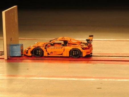 Der etwas andere c’t-Prüfstand: Lego-Porsche im Crash-Test