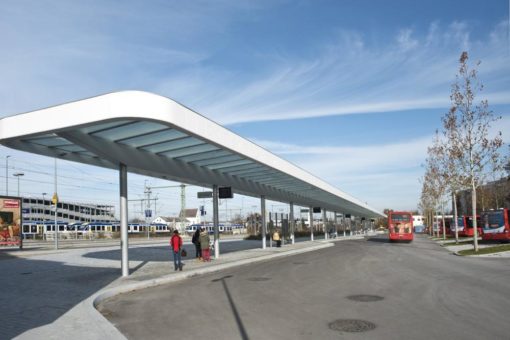 Neues Busbahnhof-Dach schafft helle und freundliche Atmosphäre