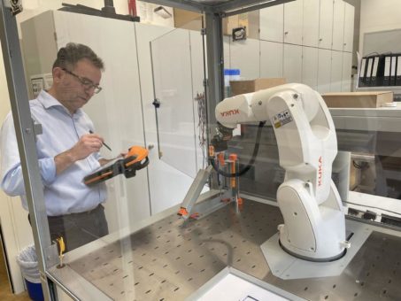 Hand in Hand mit dem Roboter