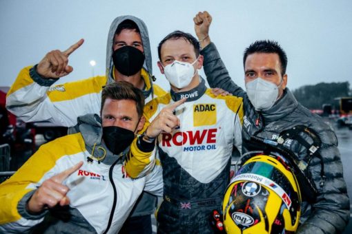 Nr. 1 auf Nr. 1: Nick Yelloly fährt im ROWE Racing BMW M6 GT3 im Regen auf die Poleposition
