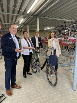 AzweiO Mobilitätsapp und die neue Radabstellanlage am Achimer Bahnhof vorgestellt