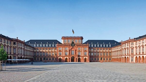 Demo im Ehrenhof: Schloss Mannheim schließt am Samstag eine Stunde früher