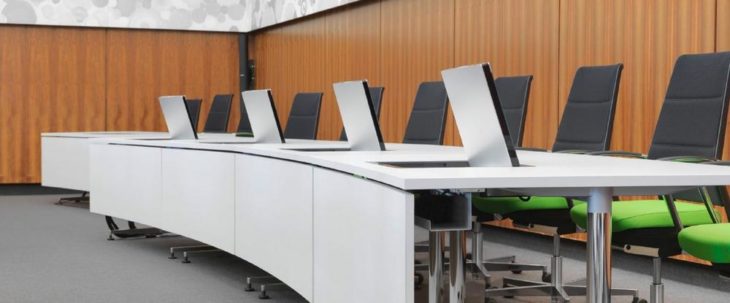 Ratssäle effektiver mit eingebauten Vorschau-TouchMonitoren