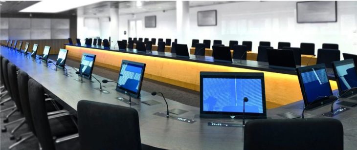 Konferenzraum – Präsentation und Repräsentation durch ausfahrbare Touchmonitore