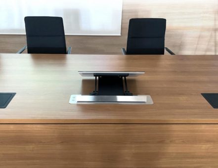 FOLD! „roboterartige“ 17″ Vorschau-Monitore im Landratsamt Weilheim-Schongau