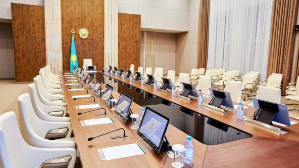Lagezentrum in Aktobe, Kasachstan, mit faltbaren Monitoren