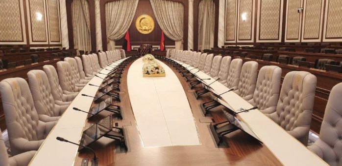 Ministerrat von Angola mit automatisch ausfahrbaren Bildschirmen