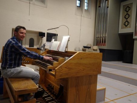 Der mit der Orgel spielt