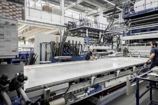 Deutschlandweit einzigartig: Busse fertigt größte Aluminium-Beschicktabletts für HYMER