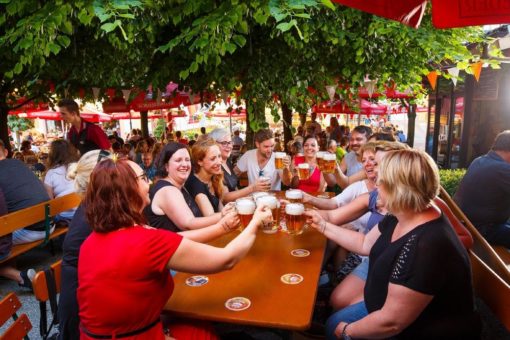 Große E-Bike Ladestation im Biergarten der SCHUSSENRIEDER Brauerei Ott