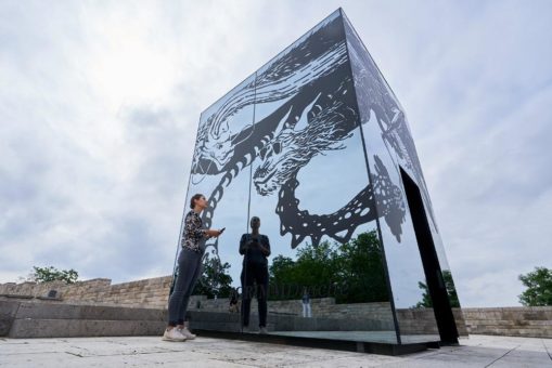 Die GRIMMWELT Kassel präsentiert im Außenraum:   DrachenFels – Eine märchenhafte Erlebnisreise mit dem Künstler Henrik Schrat