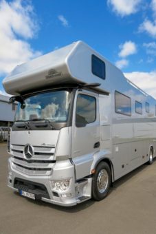 Die sportliche Luxusklasse: VARIO Alkoven 1050 auf MB Actros 1846 LL