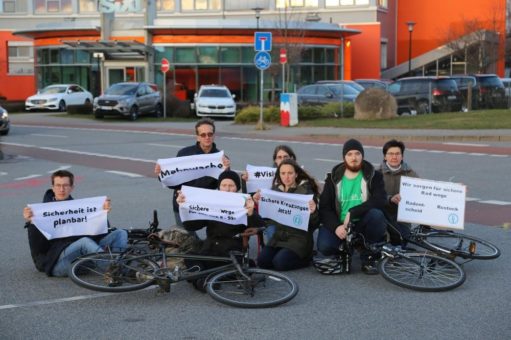 Radentscheid Rostock veranstaltet Mahnwache für getötete Radfahrerin
