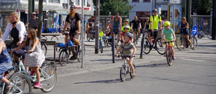 Der Radentscheid Rostock organisierte am Sonntagnachmittag eine Fahrraddemo durch die KTV und das Hansaviertel