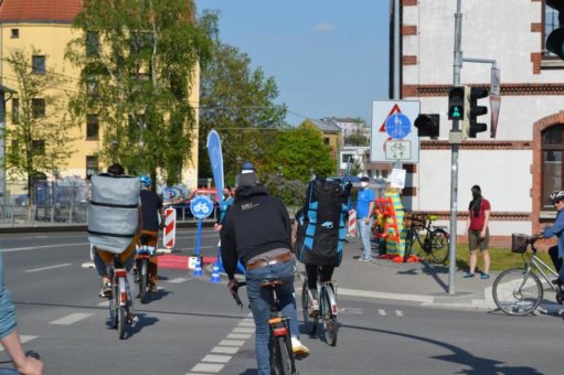 Der Radentscheid Rostock wandelte am Samstag temporär eine Autospur in einen Radweg um