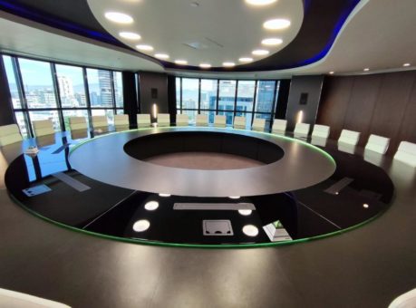 Deloitte Zypern stattet Vorstandssaal mit modernem AV-System (und eleganten neuen CONVERS-ONE-Monitoren von ELEMENT ONE) aus
