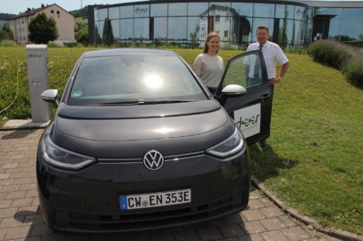 Sara Haug mit dem grünen Hirsch unterwegs im Ländle – Bundestagskandidatin setzt auf die elektrische Mobilität der deer GmbH