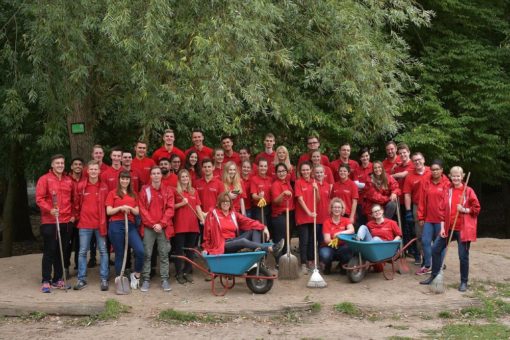 „Wir für Bremen“: Auszubildende der Sparkasse Bremen gestalten Außengelände einer Schule