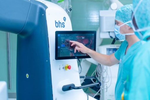 Neurochirurgen am Klinikum Karlsruhe testen neuartiges robotergesteuertes 3D-Mikroskop