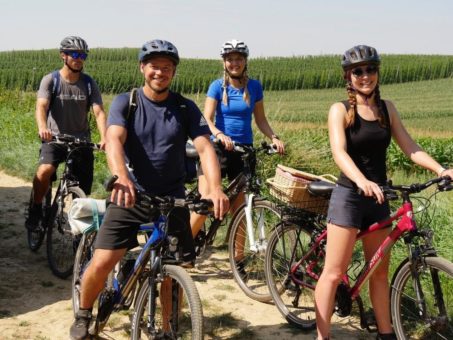 Eine Radtour von vier jungen Leuten durch die Holledau