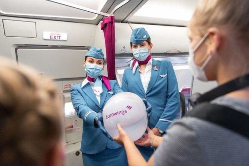 Eurowings überrascht Familien: 15.000 Wasserbälle und 100.000 Schleich-Tierfiguren an Bord