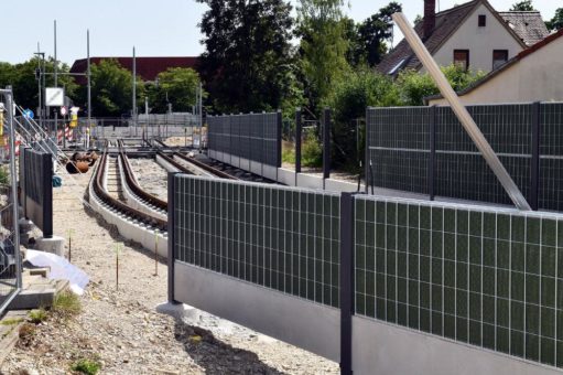 Von Kö zum Kö: Schallschutzwände sind verankert, Fahrleitungen sind eingezogen, Haltestellenfundamente sind gegossen