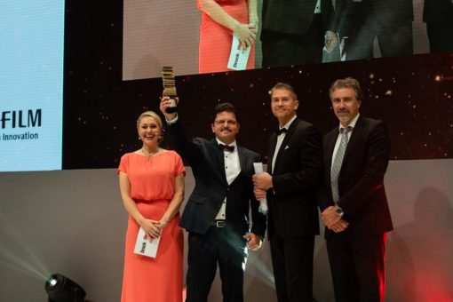 Rüdiger Maaß erhält den Druck&Medien FUJIFILM-Gold-Award