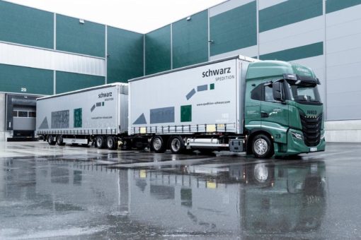Klimapositiver Straßengüterverkehr – ein IVECO S-WAY NP als Lang-Lkw macht es bei der Spedition Schwarz möglich