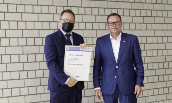 Kraftfahrzeugmechanikermeister Dietmar Clysters mit der Silbernen Ehrennadel der Handwerkskammer ausgezeichnet