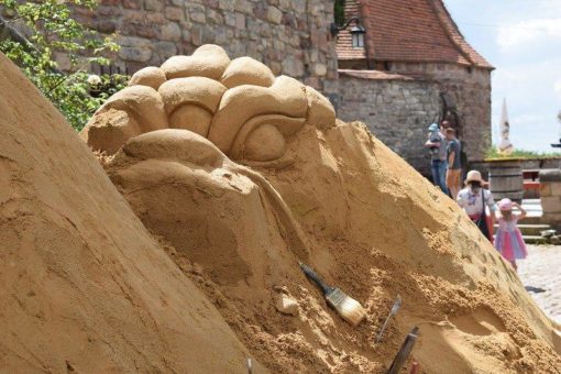 Niederländische Sandkünstlerin Marieke van der Meer schafft Sandskulptur auf der Leuchtenburg