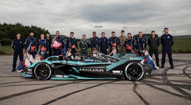 Jaguar Racing und die legendäre Kunstfallschirmspringer-Truppe RAF Falcons stimmen mit dramatischer Vorführung auf London E-Prix ein