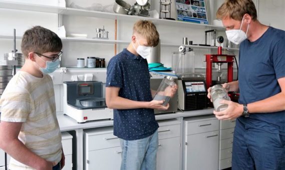 Exklusive Labortour für Nachwuchsforscher