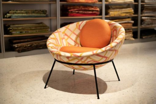 Arper präsentiert Lina Bo Bardi’s Bowl Chair mit hochwertigen Textilbezügen von Rubelli