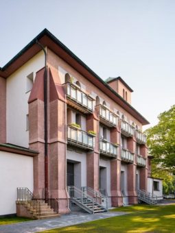 Spielen und Wohnen für alle Generationen unter einem Kirchendach