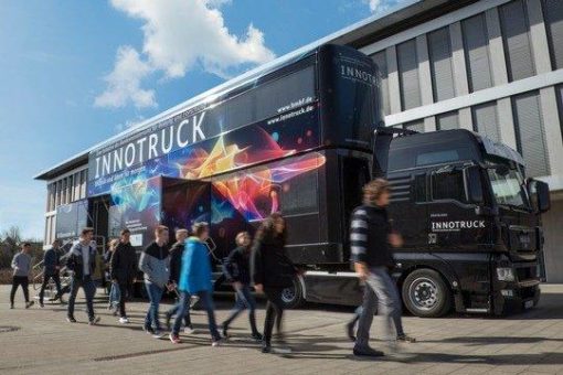 Mobile Hightech-Ausstellung in Neuburg: Im InnoTruck entdecken Jugendliche wichtige Zukunftstechnologien