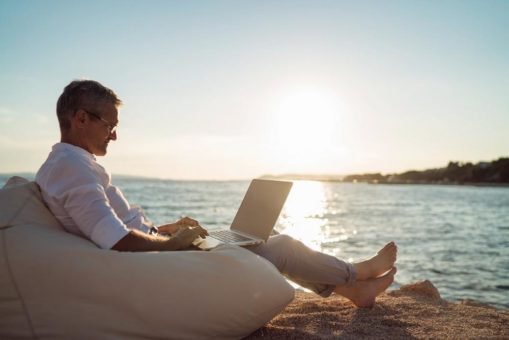 Mit Sicherheit auf Reisen: CARMAO gibt Security-Tipps für digitales Arbeiten im Urlaub